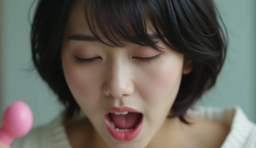 おもちゃを見て驚いている様子の女風ユーザーの画像