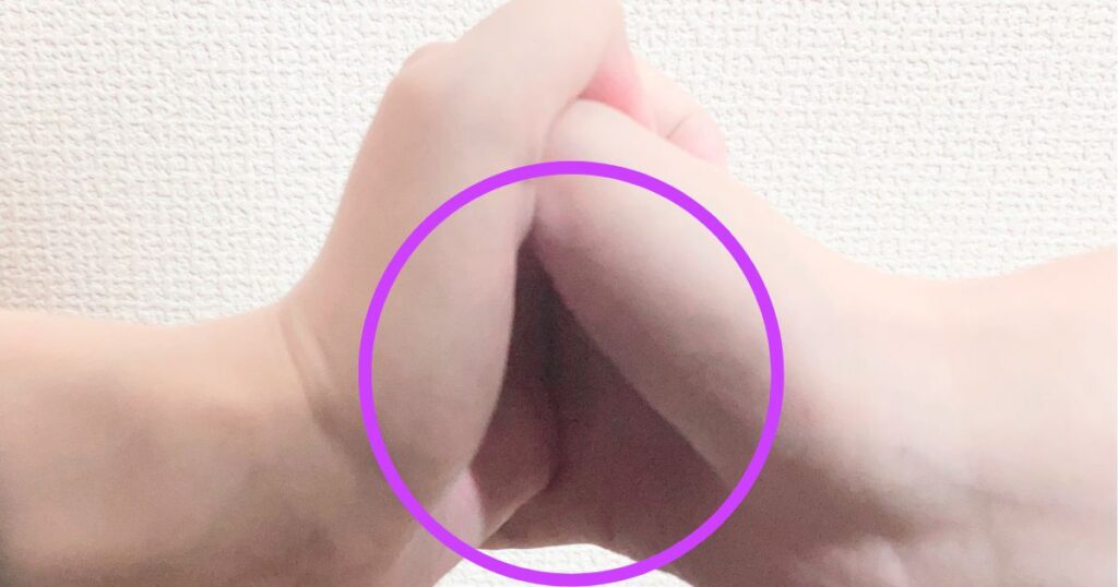 女性の両手で膣を再現するような画像